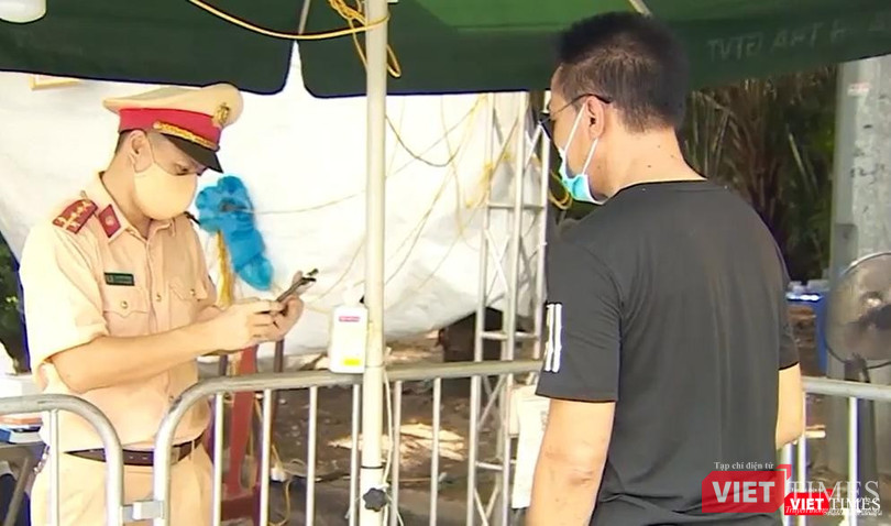 Người dân thực hiện khai báo y tế bằng mã QR tại các chốt kiểm soát dịch. Người dân thực hiện khai báo y tế bằng mã QR tại các chốt kiểm soát dịch.