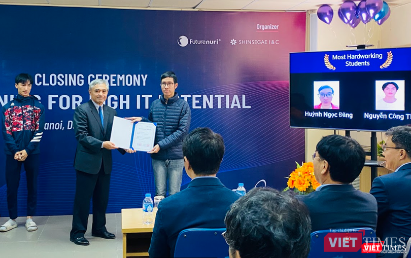 TS. Nguyễn Minh Hồng - Chủ tịch Hội Truyền thông số Việt Nam - trao giải thưởng cho học viên xuất sắc.