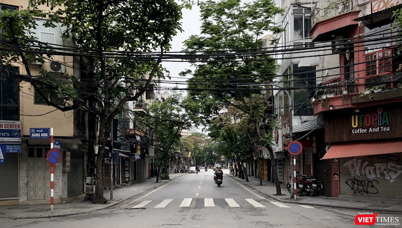 Sau khi có chỉ đạo của Thủ tướng về việc siết chặt việc thực hiện giãn cách xã hội, từ ngày 1/4/2020, các cửa hàng, cửa hiệu kinh doanh mặt hàng không thiết yếu đều phải đóng cửa.