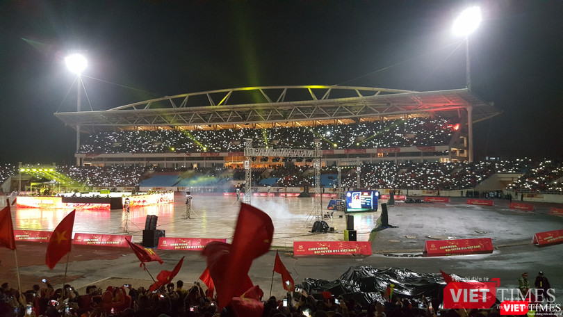 Rất nhiều cổ động viên đã bật đèn flash điện thoại, tất cả đang tạo nên một không khí lung linh huyền ảo tại Mỹ Đình