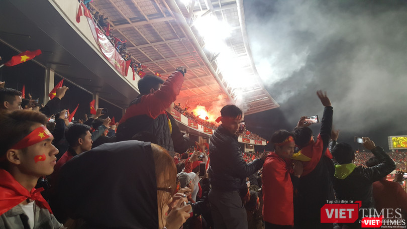 Pháo sáng trên khu vực khán đài B