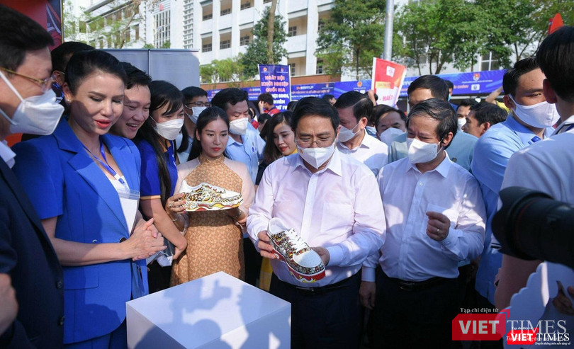Thủ tướng đi thăm các gian hàng tại Ngày hội Khởi nghiệp Quốc gia của học sinh, sinh viên lần thứ IV. Thủ tướng đi thăm các gian hàng tại Ngày hội Khởi nghiệp Quốc gia của học sinh, sinh viên lần thứ IV.
