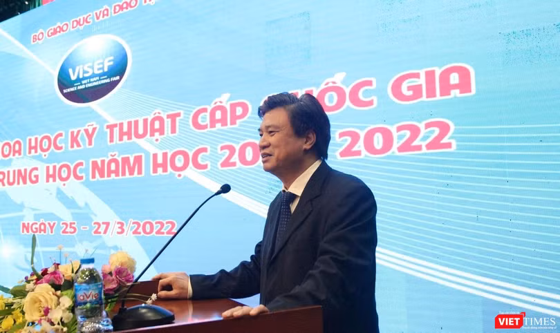 Thứ trưởng Bộ Giáo dục và Đào tạo Nguyễn Hữu Độ phát biểu tại lễ khai mạc. (Ảnh: Bộ GDĐT)