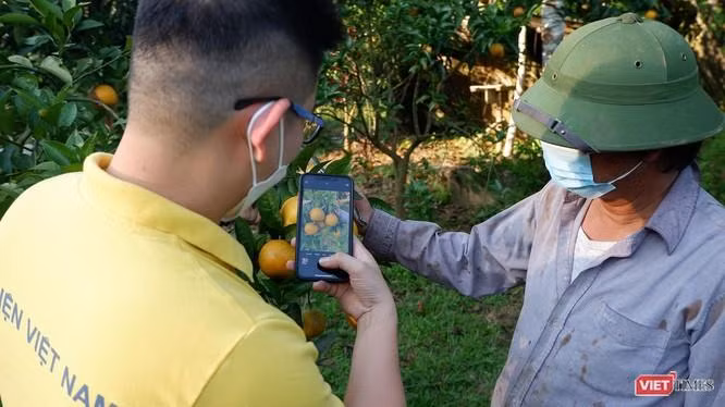 Người dân nghèo, cận nghèo có thể sử dụng smartphone để phục vụ chuyển đổi số, góp phần phát triển kinh tế gia đình.