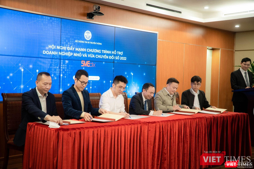 27 doanh nghiệp có nền tảng số xuất sắc cùng đại diện Bộ TT&TT ký kết hợp tác triển khai chương trình SMEdx năm 2022. 27 doanh nghiệp có nền tảng số xuất sắc cùng đại diện Bộ TT&TT ký kết hợp tác triển khai chương trình SMEdx năm 2022.
