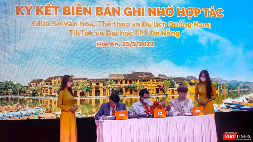Đại diện Sở Văn hóa, Thể thao và Du lịch Quảng Nam và Đại diện TikTok Việt Nam ký kết thỏa thuận hợp tác chiến lược nhằm thúc đẩy du lịch địa phương