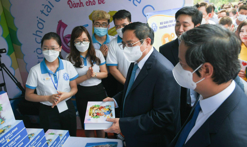 Đi thăm các gian hàng tại Ngày hội Khởi nghiệp quốc gia của học sinh, sinh viên, Thủ tướng cho rằng phải thúc đẩy mạnh mẽ hệ sinh thái khởi nghiệp ngành giáo dục.