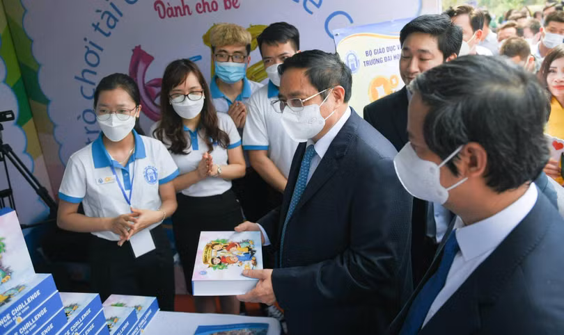 Đi thăm các gian hàng tại Ngày hội Khởi nghiệp quốc gia của học sinh, sinh viên, Thủ tướng cho rằng phải thúc đẩy mạnh mẽ hệ sinh thái khởi nghiệp ngành giáo dục.