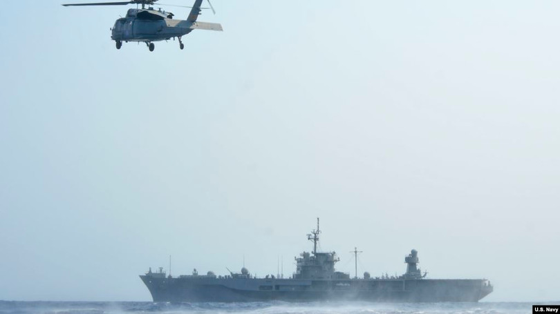 Một chiếc trực thăng MH-60S Sea Hawk thuộc Phi đội Hải chiến 12 lượn trên Tàu USS Blue Ridge của Hạm Đội 7 của Mỹ. Ảnh chụp ngày 19/4/2019 (U.S. Navy photo by Mass Communication Specialist 3rd Class Mar'Queon A. D. Tramble). Ảnh: Tư liệu.