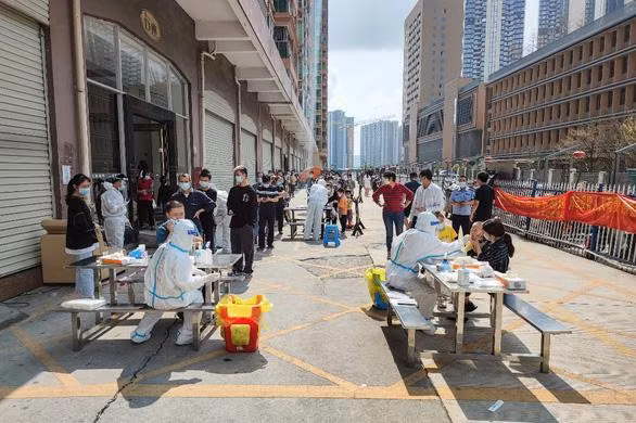 Người dân Thẩm Quyến xếp hàng chờ xét nghiệm Covid- 19 ngày 14-3-Ảnh: AFP