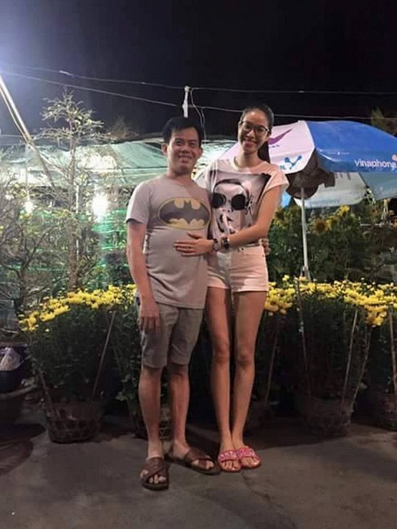 Phạm Hương đi dép lê, mặc áo phông vẫn xinh đẹp và thân thiện ảnh 1 Phạm Hương đi dép lê, mặc áo phông vẫn xinh đẹp và thân thiện ảnh 1