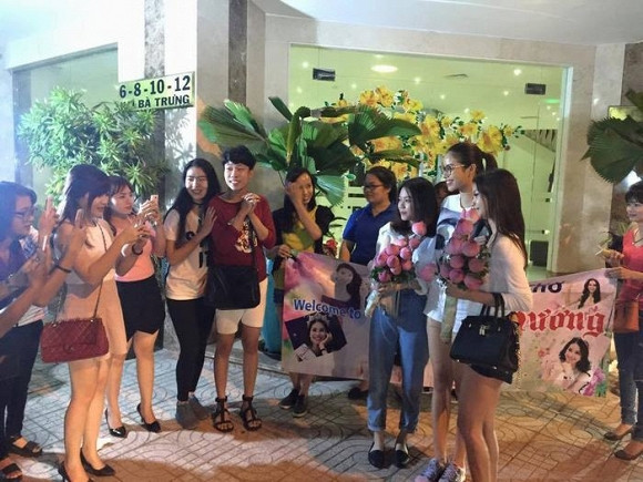 Phạm Hương đi dép lê, mặc áo phông vẫn xinh đẹp và thân thiện ảnh 5 Phạm Hương đi dép lê, mặc áo phông vẫn xinh đẹp và thân thiện ảnh 5