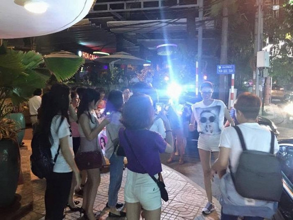 Phạm Hương đi dép lê, mặc áo phông vẫn xinh đẹp và thân thiện ảnh 3 Phạm Hương đi dép lê, mặc áo phông vẫn xinh đẹp và thân thiện ảnh 3