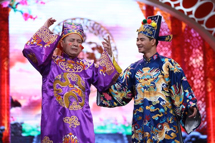 Những màn tung hứng, đối đáp của các Táo trước hoài nghi của Ngọc Hoàng về nạn hối lộ, đút lót dưới hạ giới đã mang đến những tiếng cười sảng khoái nhưng cũng rất thâm thuý. 