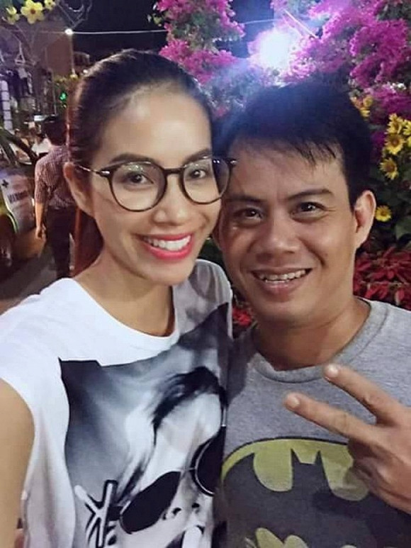 Phạm Hương đi dép lê, mặc áo phông vẫn xinh đẹp và thân thiện ảnh 2 Phạm Hương đi dép lê, mặc áo phông vẫn xinh đẹp và thân thiện ảnh 2