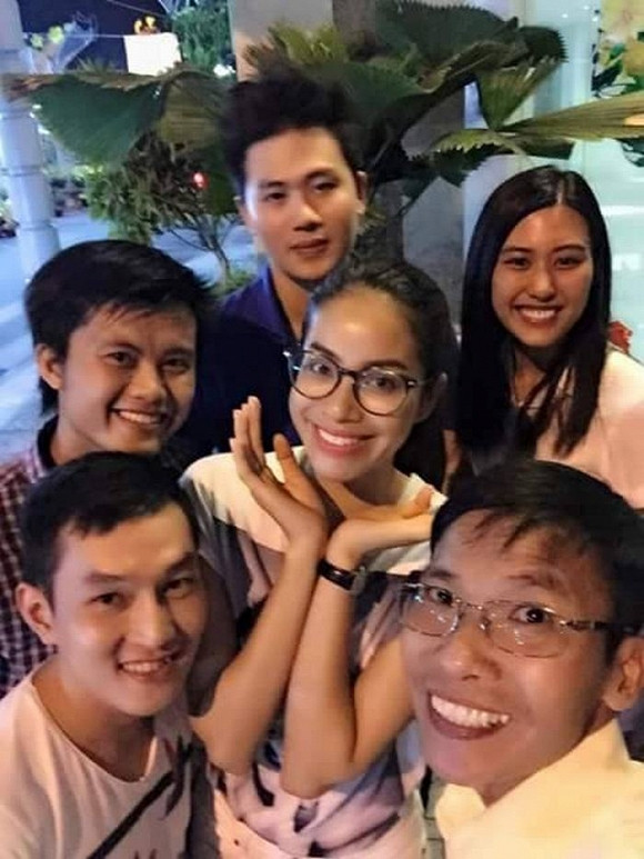 Phạm Hương đi dép lê, mặc áo phông vẫn xinh đẹp và thân thiện ảnh 7 Phạm Hương đi dép lê, mặc áo phông vẫn xinh đẹp và thân thiện ảnh 7