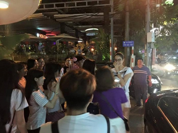 Phạm Hương đi dép lê, mặc áo phông vẫn xinh đẹp và thân thiện ảnh 4 Phạm Hương đi dép lê, mặc áo phông vẫn xinh đẹp và thân thiện ảnh 4