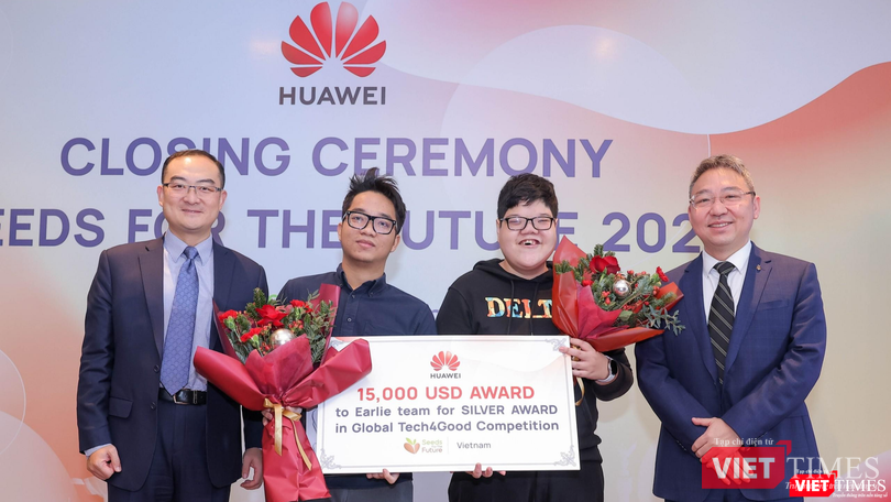 Ông David Wei – CEO Huawei Việt Nam (trái) trao giải cho Sinh viên tài năng Tech4Good 2021 Ông David Wei – CEO Huawei Việt Nam (trái) trao giải cho Sinh viên tài năng Tech4Good 2021