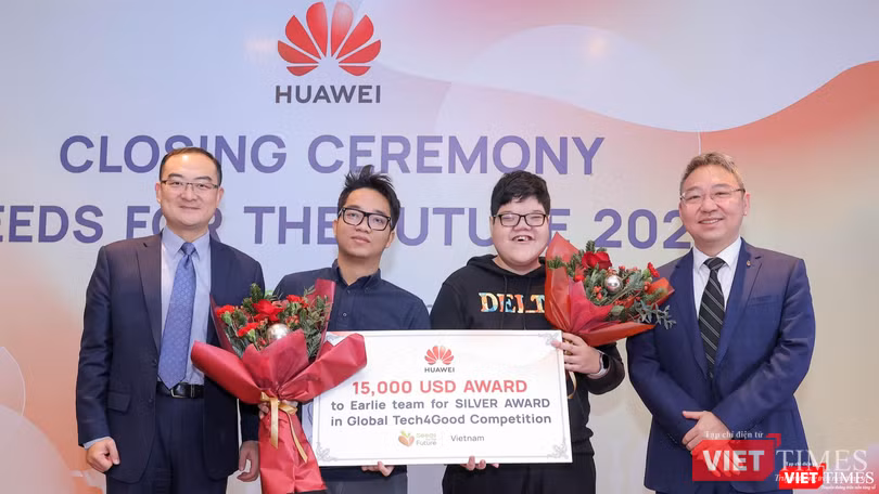 Ông David Wei – CEO Huawei Việt Nam (trái) trao giải cho Sinh viên tài năng Tech4Good 2021