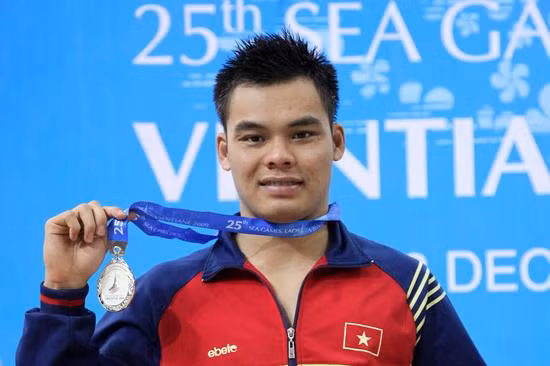 Nguyễn Hữu Việt trên bục nhận huy chương vàng bơi ếch tại SEA Games 2007 ở Thái Lan