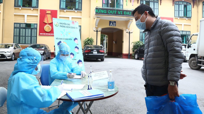 Bệnh viện đã tiến hành đo thân nhiệt và khai báo y tế cho người bệnh, người nhà người bệnh và nhân viên y tế khi đến viện tại tất cả các cổng của Bệnh viện. Ảnh: BV HN Việt Đức