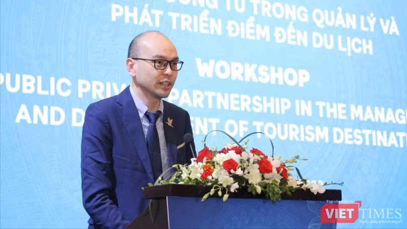 vt_Mr. Albert, Co-founder of Traveloka delivered a speech.JPG