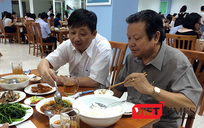Phó Chủ tịch UBND TP Đà Nẵng Đặng Việt Dũng dùng bữa trưa hải sản với cán bộ công chức tại căn tin Trung tâm hành chính