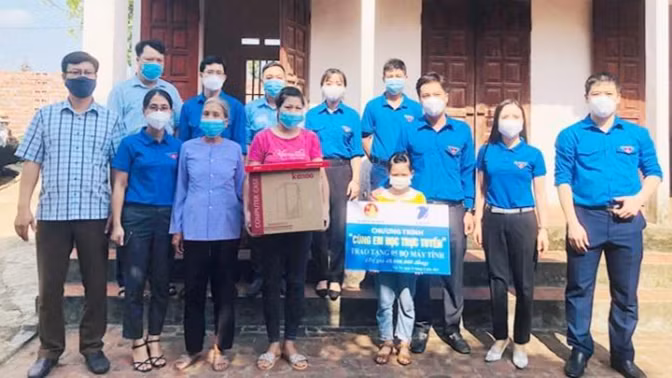 VNPT trao tặng máy tính trong chương trình Cùng em học trực tuyến.