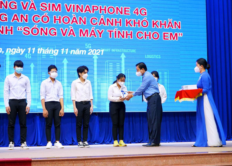 VNPT trao tặng máy tính bảng kèm sim VinaPhone miễn phí 4GB data mỗi ngày.