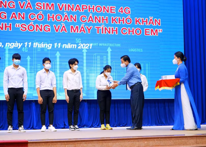 VNPT trao tặng máy tính bảng kèm sim VinaPhone miễn phí 4GB data mỗi ngày.