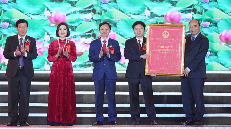 Thủ tướng Nguyễn Xuân Phúc dự lễ công bố Nghị quyết của Ủy ban Thường vụ Quốc hội về việc thành lập thị xã Duy Tiên. Ảnh: VGP.