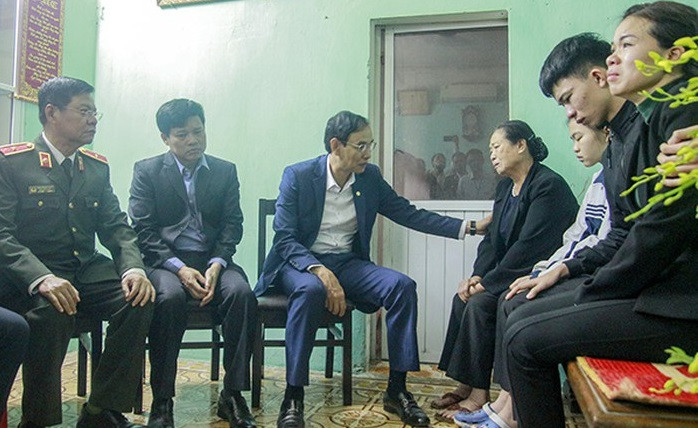 Lãnh đạo TP Hà Nội chia sẻ, động viên người thân Thượng tá Nguyễn Huy Thịnh. Ảnh: Bộ Công an.