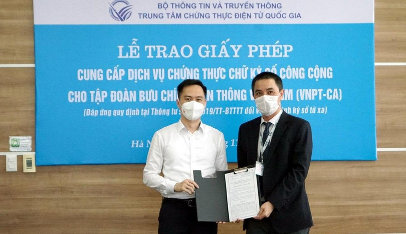 Ông Nguyễn Thiện Nghĩa - PGĐ Giám đốc phụ trách Trung tâm Chứng thực điện tử Quốc gia trao giấy phép cho đại diện VNPT.