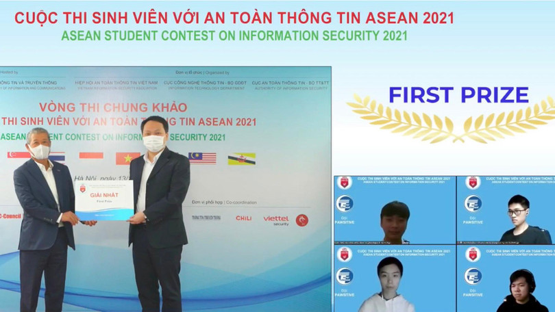 Thứ trưởng Bộ TT&TT Nguyễn Huy Dũng và Chủ tịch VNISA Nguyễn Thành Hưng trao giải Nhất cho đội Pawsitive - Đại học Công nghệ, Đại học Quốc gia Hà Nội.