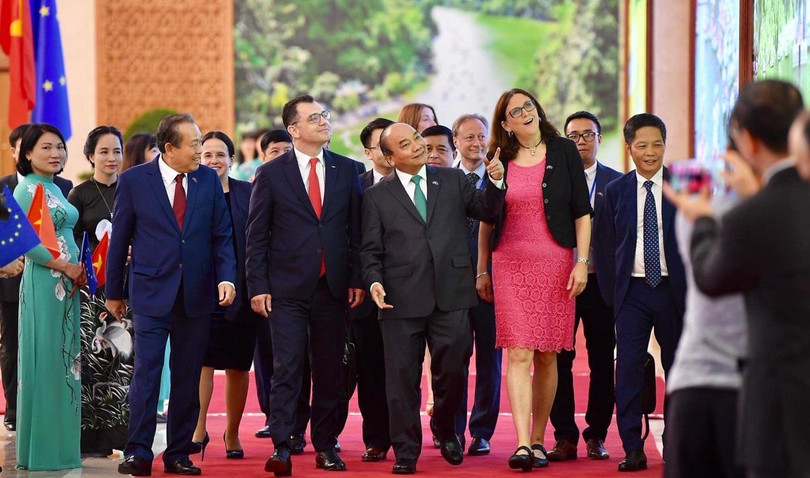 Thủ tướng Nguyễn Xuân Phúc, Phó Thủ tướng Trương Hòa Bình, Bộ trưởng Bộ Công Thương Trần Tuấn Anh, Cao ủy Liên minh châu Âu phụ trách thương mại Cecilia Malmstrom, Bộ trưởng Bộ Môi trường kinh doanh, Thương mại và doanh nghiệp Romania Stefan-Radu Oprea đế