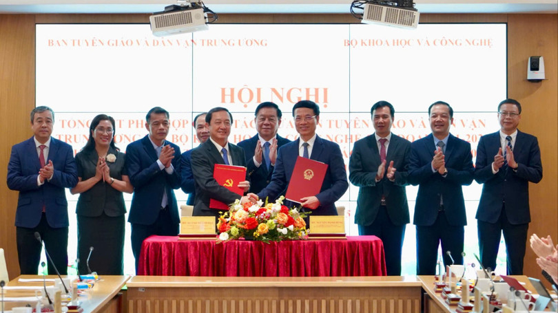 Trưởng Ban Tuyên giáo và Dân vận Trung ương Nguyễn Trọng Nghĩa chứng kiến Phó Trưởng Ban Tuyên giáo và Dân vận Trung ương Huỳnh Thành Đạt và Bộ trưởng Bộ Khoa học và Công nghệ Nguyễn Mạnh Hùng ký kết phối hợp công tác.