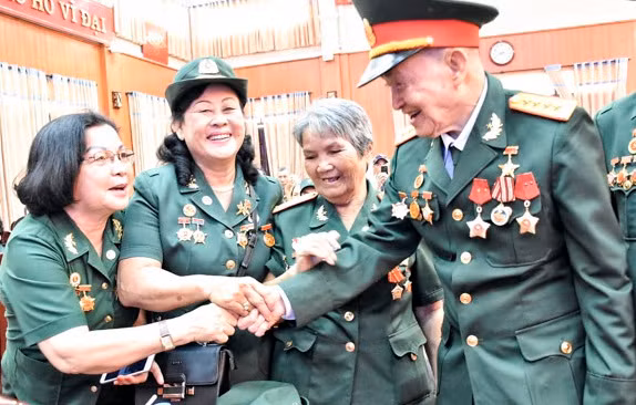 Đại tá, Anh hùng lực lượng vũ trang Nhân dân Nguyễn Văn Tàu gặp lại những đồng đội năm xưa.