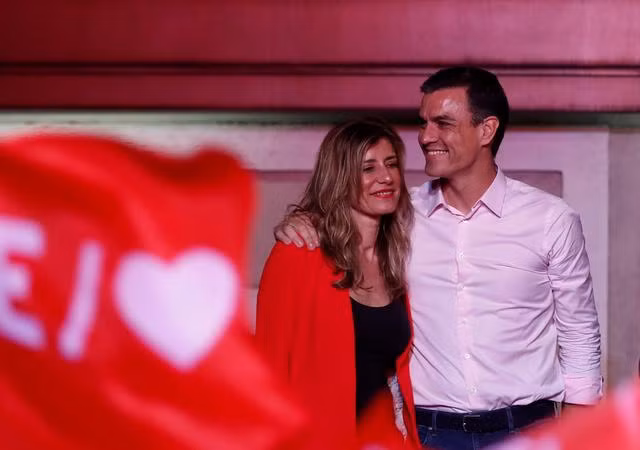 Thủ tướng sắp mãn nhiệm Pedro Sanchez và vợ (Ảnh: Reuters)