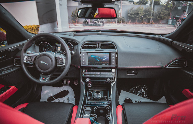 Cận cảnh "báo đỏ" Jaguar XE-S đầu tiên Việt Nam ảnh 13 Cận cảnh "báo đỏ" Jaguar XE-S đầu tiên Việt Nam ảnh 13