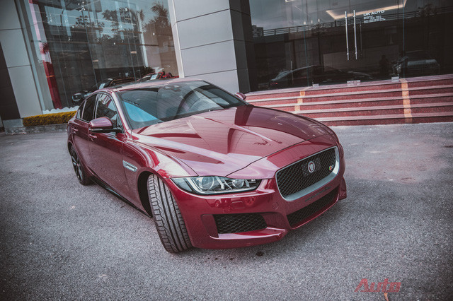 Cận cảnh "báo đỏ" Jaguar XE-S đầu tiên Việt Nam ảnh 1 Cận cảnh "báo đỏ" Jaguar XE-S đầu tiên Việt Nam ảnh 1