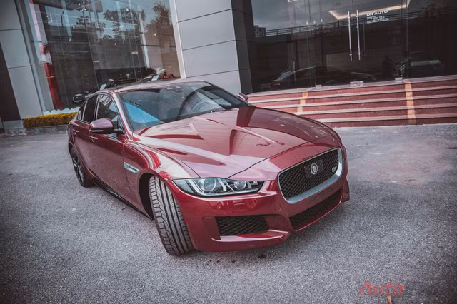 Cận cảnh "báo đỏ" Jaguar XE-S đầu tiên Việt Nam ảnh 1