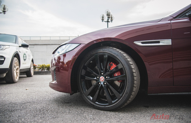 Cận cảnh "báo đỏ" Jaguar XE-S đầu tiên Việt Nam ảnh 5 Cận cảnh "báo đỏ" Jaguar XE-S đầu tiên Việt Nam ảnh 5