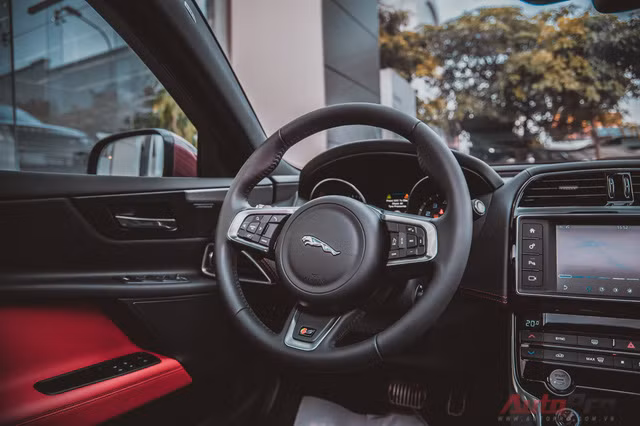 Cận cảnh "báo đỏ" Jaguar XE-S đầu tiên Việt Nam ảnh 14