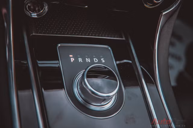 Cận cảnh "báo đỏ" Jaguar XE-S đầu tiên Việt Nam ảnh 11