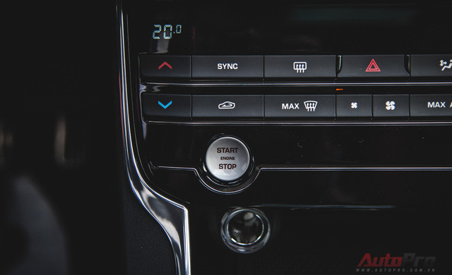 Cận cảnh "báo đỏ" Jaguar XE-S đầu tiên Việt Nam ảnh 12 Cận cảnh "báo đỏ" Jaguar XE-S đầu tiên Việt Nam ảnh 12