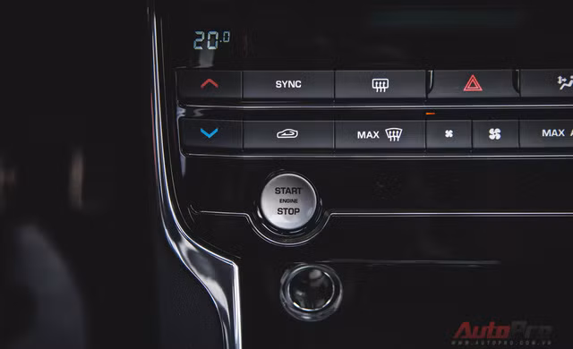 Cận cảnh "báo đỏ" Jaguar XE-S đầu tiên Việt Nam ảnh 12