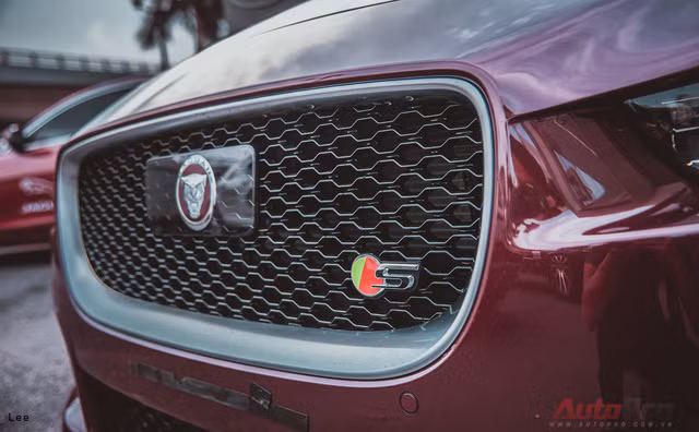 Cận cảnh "báo đỏ" Jaguar XE-S đầu tiên Việt Nam ảnh 4