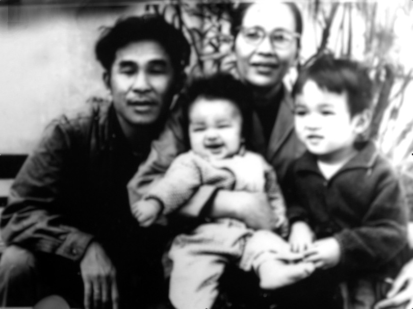 Gia đình nhà văn Bùi Bình Thi năm 1971 (ngồi ngoai cùng, bên phải là đạo diễn điện ảnh Bùi Thạc Chuyên khi mới 4 tuổi).