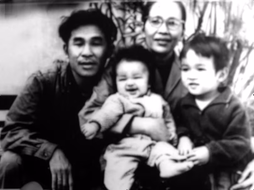 Gia đình nhà văn Bùi Bình Thi năm 1971 (ngồi ngoai cùng, bên phải là đạo diễn điện ảnh Bùi Thạc Chuyên khi mới 4 tuổi).