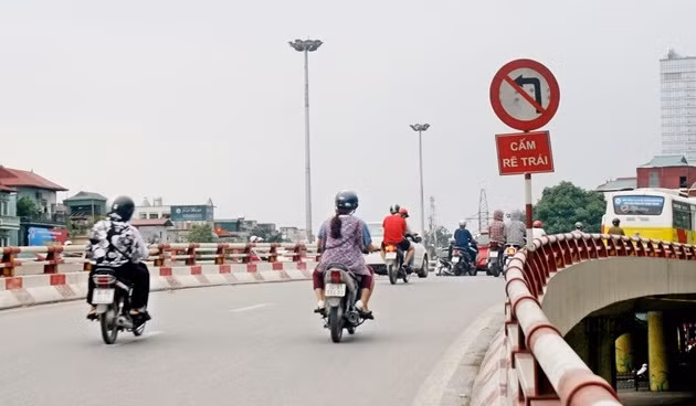 Về bản chất thì rẽ trái và quay đầu là hai hành động khác nhau, và trong quy chuẩn do bộ GTVT phát hành cũng có quy định rõ đối với trường hợp rẽ trái hoặc quay đầu.
